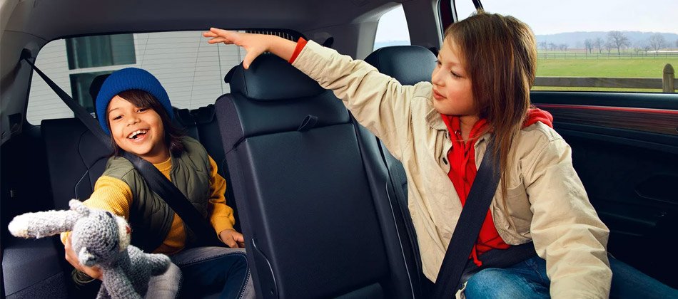 2 children in the rear seats of a 7-seat SUV