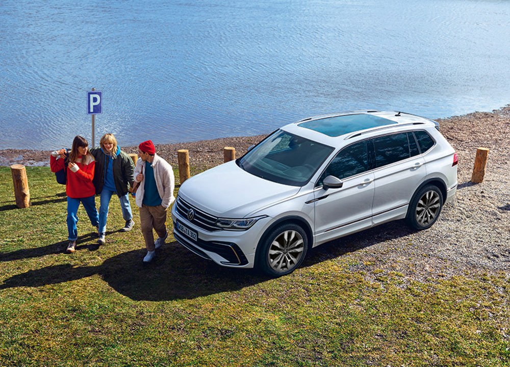 High angle of an SUV parked by a lake