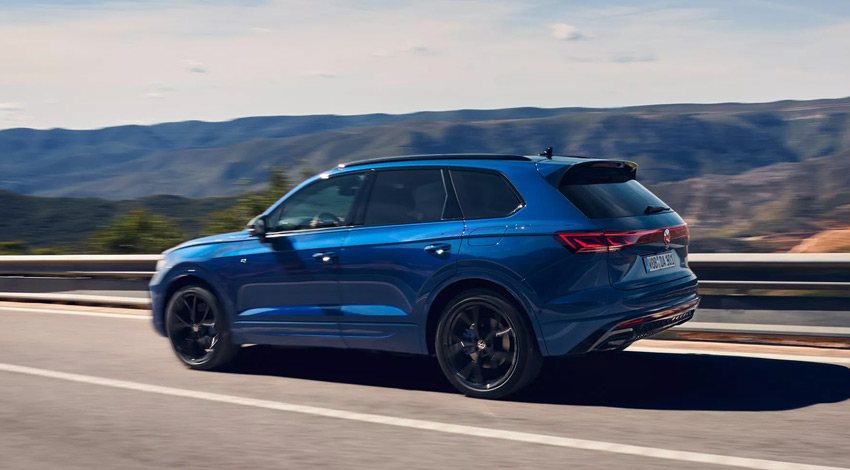 Blue Touareg R PHEV driving on a mountain road